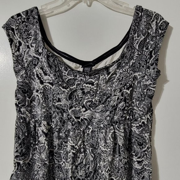 torrid Tops - Torrid Babydoll Black & White Paisly Short Sleeve Top